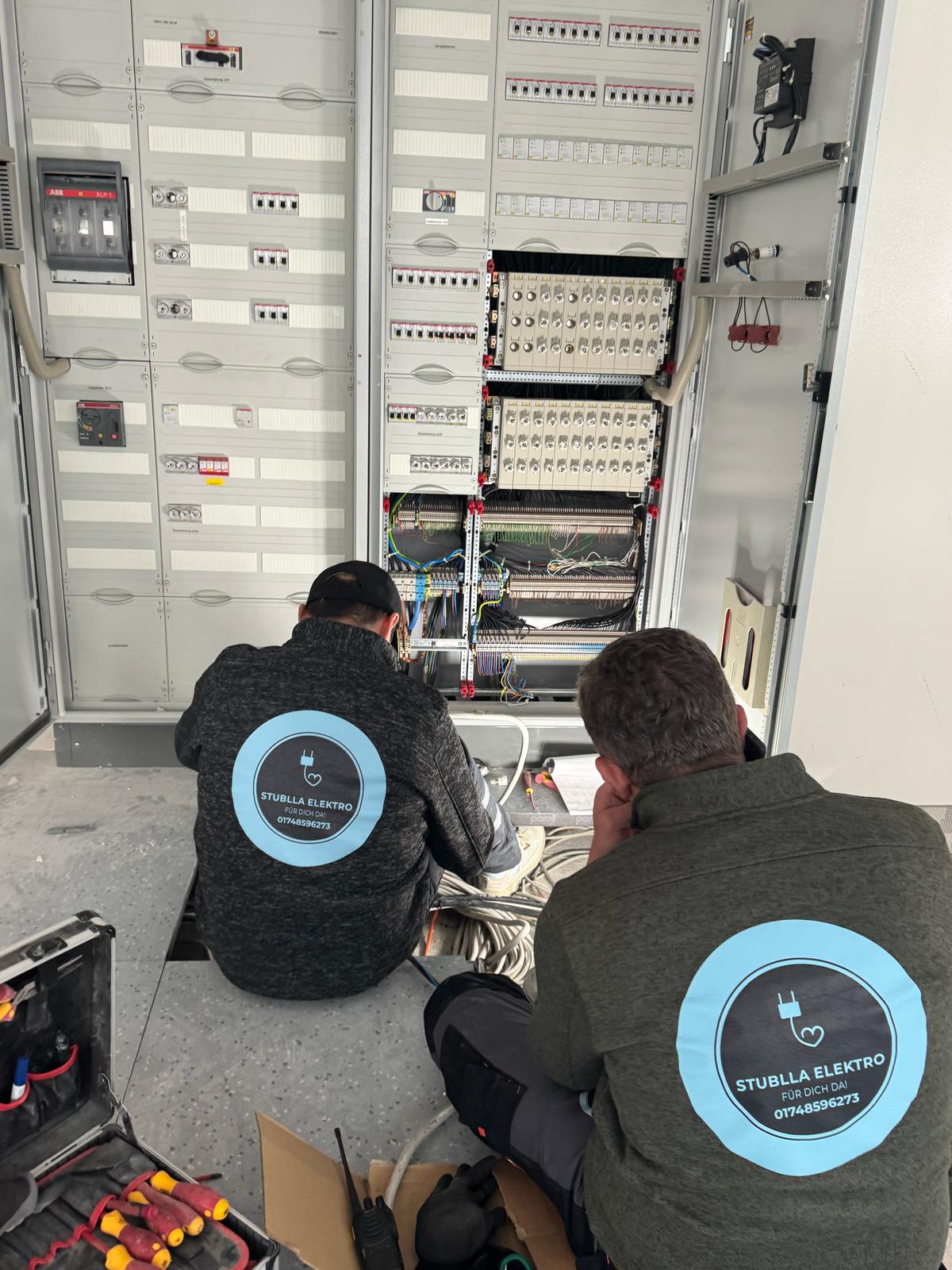 Stublla Elektro – Arbeit am Verteiler